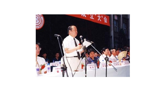 校長(zhǎng)旭日干在學(xué)院掛牌儀式上講話(huà)     